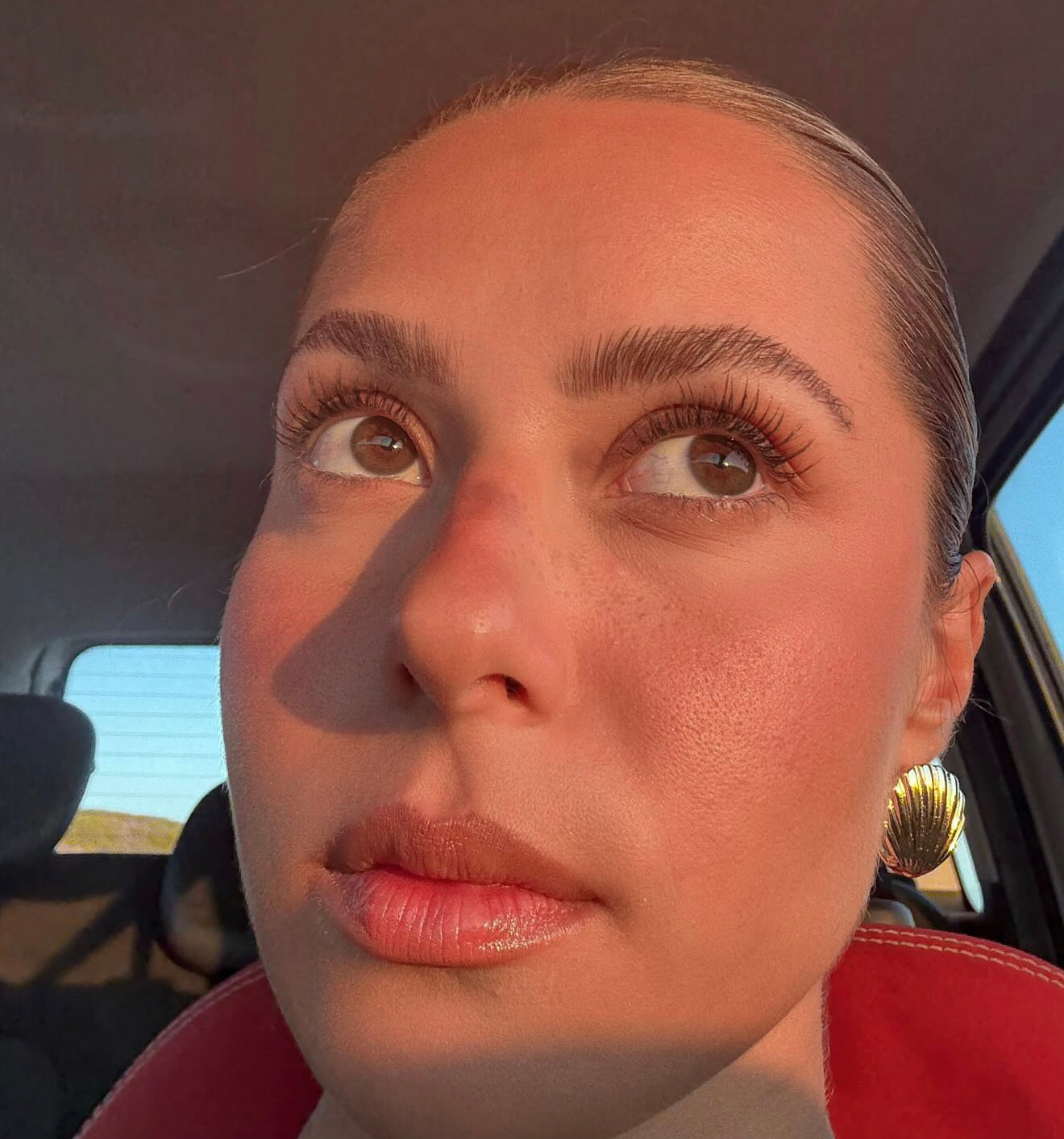 &quot;Mit dieser Mascara bleiben meine Wimpern den ganzen Tag geschwungen. Sie lässt sich super leicht auftragen, hat ein intensives Schwarz und lässt sich abends problemlos entfernen, sodass meine Wimpern nicht ausfallen.&quot; - Dilem @xodilem