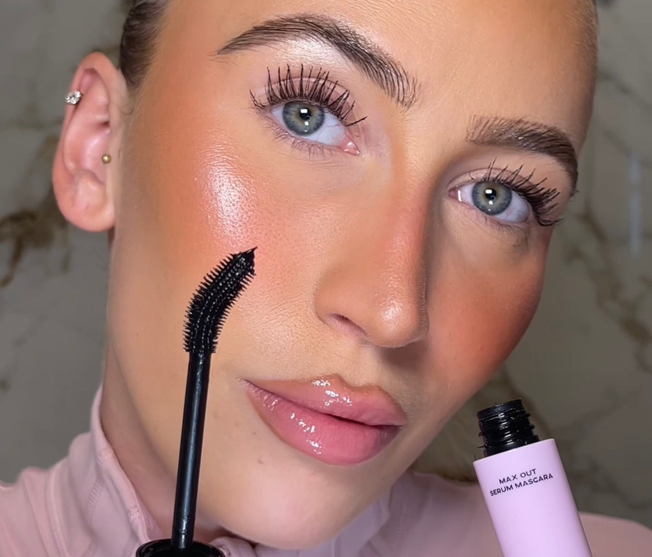 &quot;Die Mascara ist einfach so richtig juicy, ich kann&#39;s nicht beschreiben. So soft aber trotzdem schön schwarz. Es verklebt nichts und alles ist richtig schön aufgefächert! Hatte sogar nach über 8 Stunden keine Panda-Augen!&quot; - Sophie @thatgirlsophie__