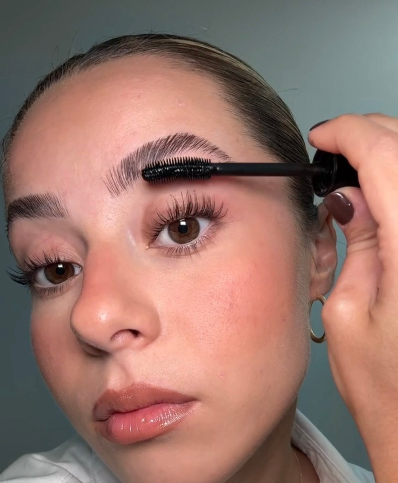 "Mit dieser Mascara bleiben meine Wimpern den ganzen Tag geschwungen. Sie lässt sich super leicht auftragen, hat ein intensives Schwarz und lässt sich abends problemlos entfernen, sodass meine Wimpern nicht ausfallen." - Dilem @xodilem